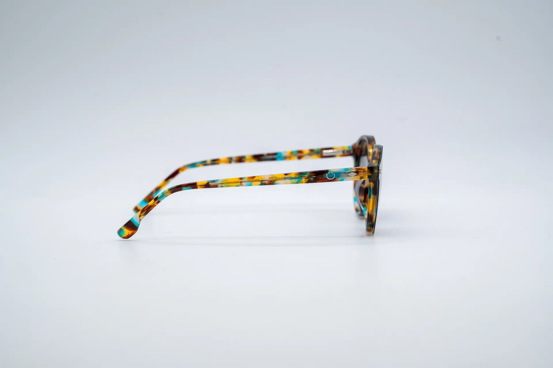 Billie-ecaille-multicolore-clip-3
