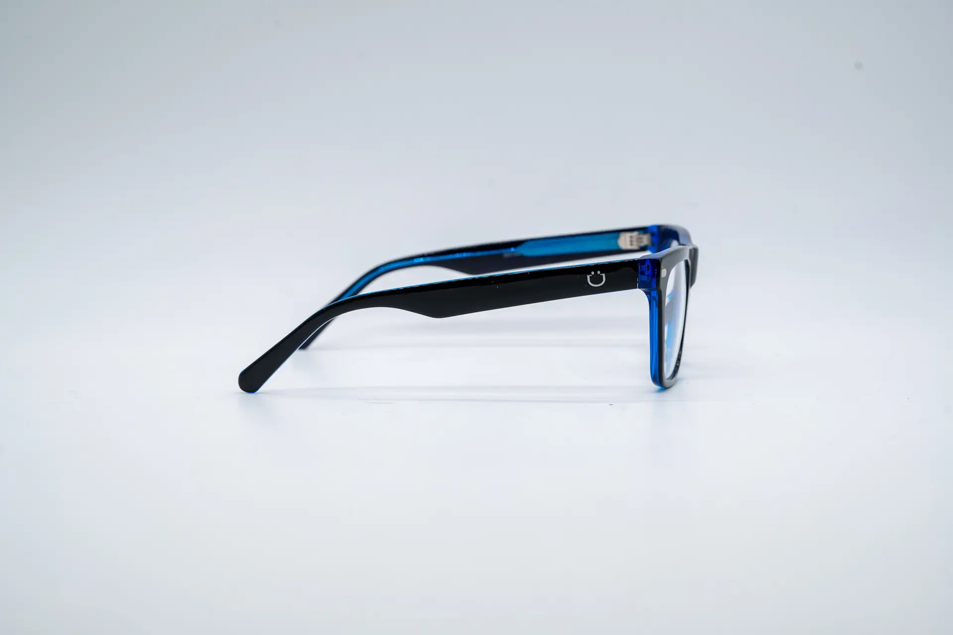 Cameron-noir-bleu-sansclip-3